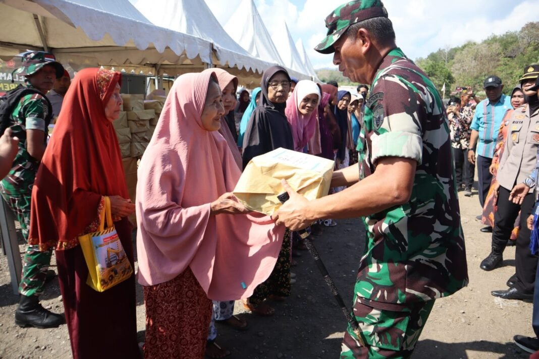 TNI dan Forkopimda Serahkan Bantuan Sosial bagi Lansia Usai Penutupan TMMD 125
