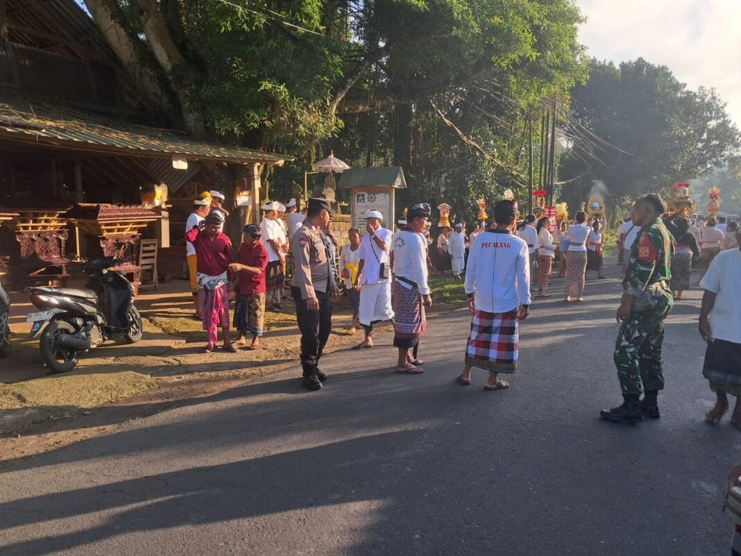 Bersinergi Gelar Pengamanan, Babinsa Bungbungan Sampaikan Upacara Ngening Berjalan Aman Dan Lancar