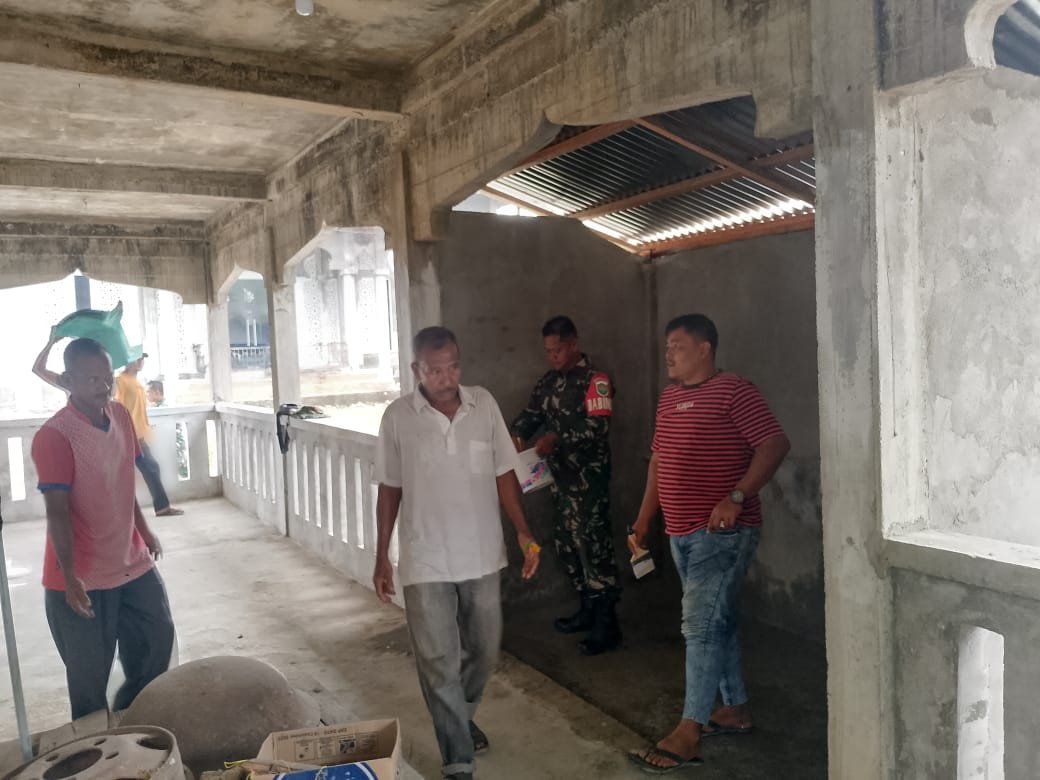 Pengecatan Masjid dengan Gotong Royong, Babinsa dan Masyarakat Labuhan Haji Timur Bersinergi