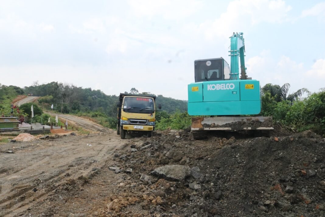 Siklus Material: Truk Jadi Ujung Tombak Distribusi Timbunan