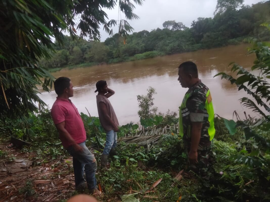 Babinsa Koramil 03 Kaway XVI, Serda Gunawan Laksanakan Sosialisasi Bahaya Banjir di Wilayah