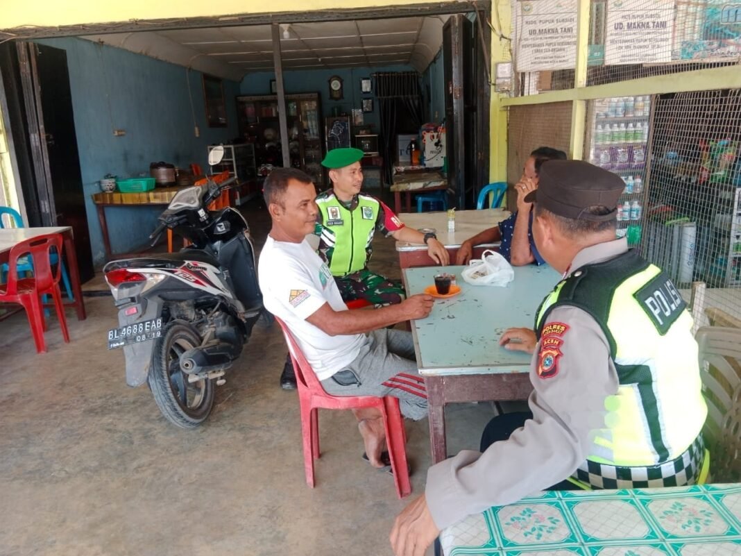 Babinsa dan Bhabinkamtibmas Jalin Silaturahmi dengan Warga di Warung Kopi