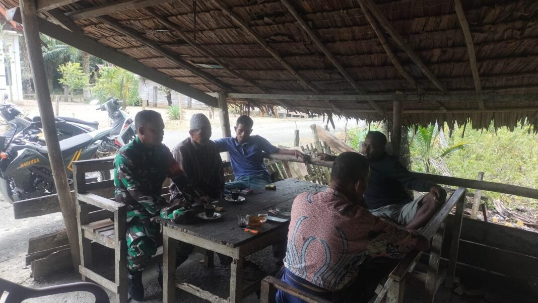 Babinsa Posramil 12/Panton Reu Gelar Komsos Bersama Warga Gampong Mugo Rayeuk