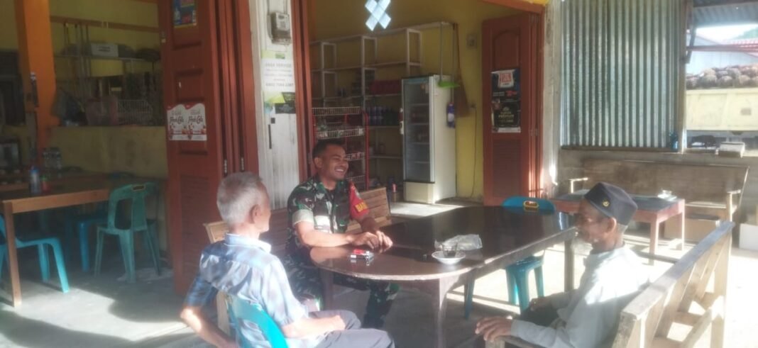 Babinsa Koramil 03 Setia Bakti Jalin Komunikasi Sosial, Beri Motivasi Kesehatan dan Ibadah pada Sesepuh Desa
