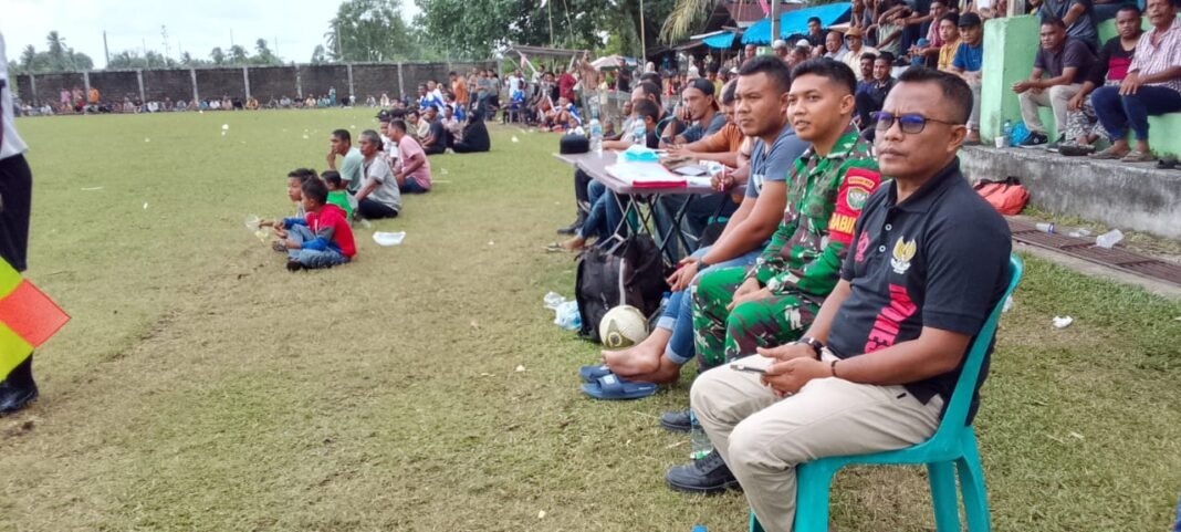 Amankan Turnamen Sepak Bola HUT RI ke-80, Babinsa dan Polsek Teunom Sinergi Jaga Ketertiban di Lapangan