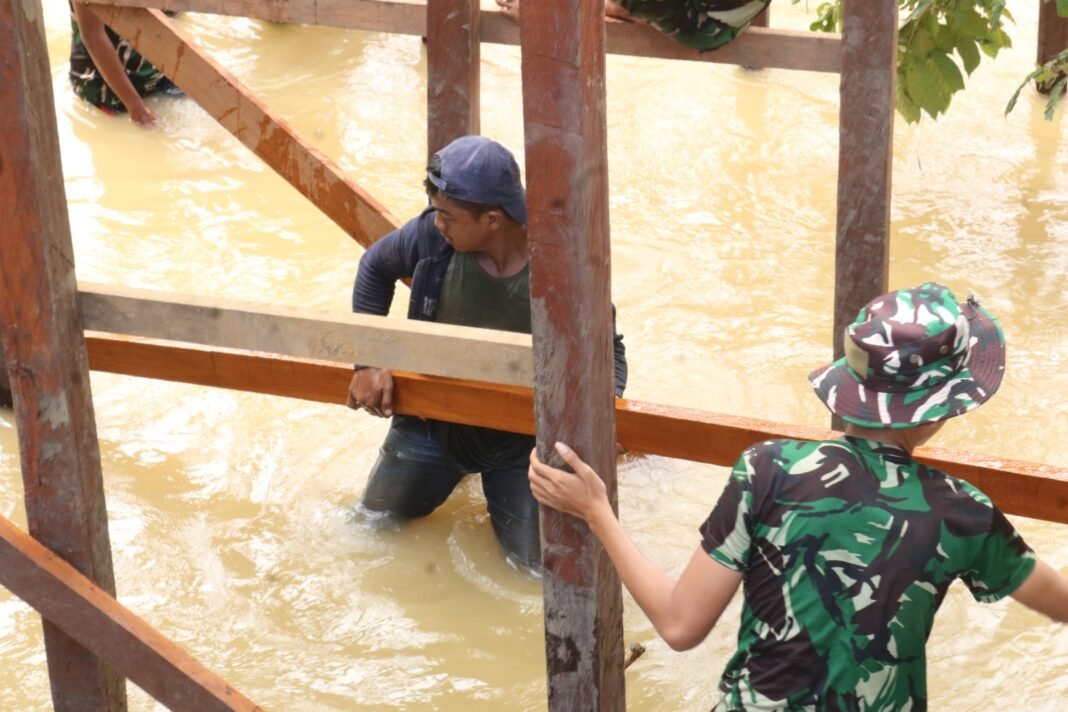 Detail dan Kekuatan: Pengerjaan Jembatan Ulin TMMD di Suka Rahmat