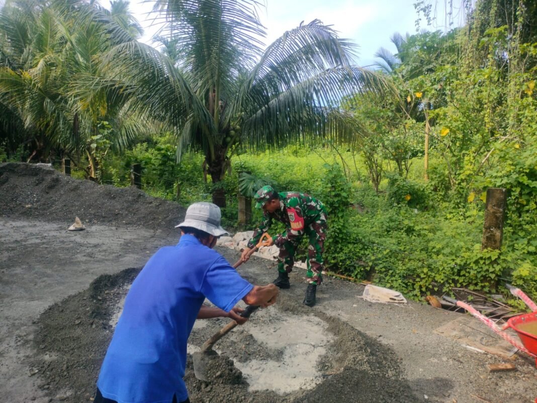 Mudahkan Mobilisasi Hasil Pertanian, Babinsa Koramil 04/Mrb Bersama Warga Gotong Royong Perbaiki Infrastruktur Jalan Desa