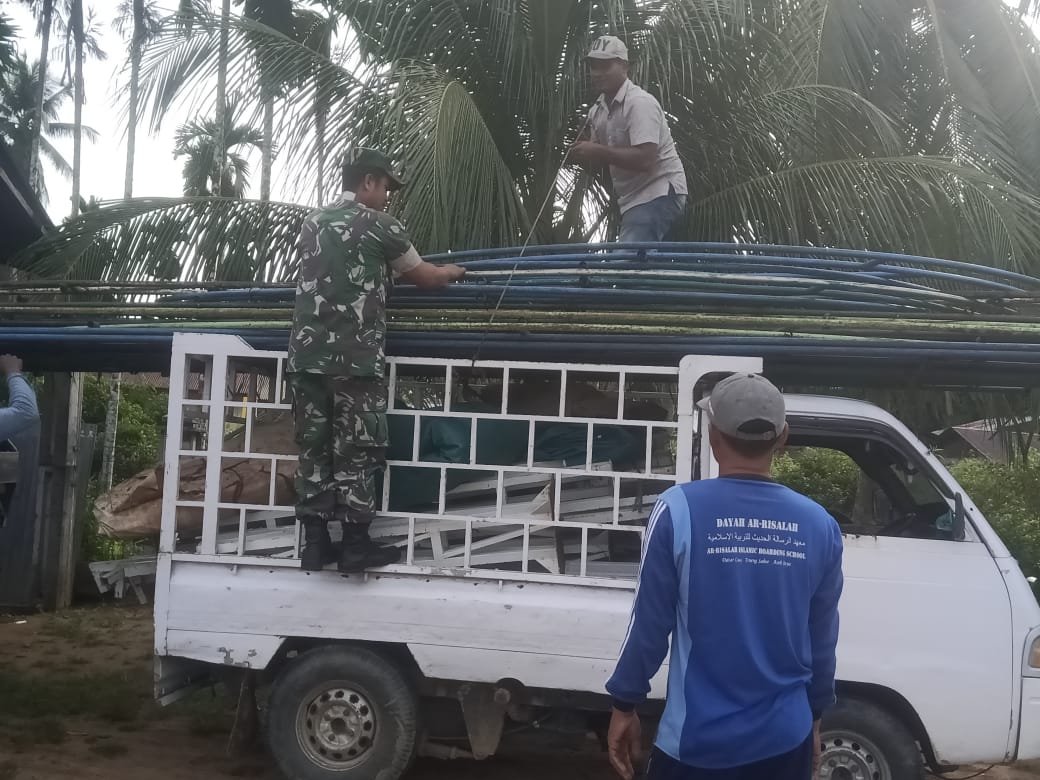 Babinsa Koramil 05/Panga, Koptu Tatang, Bantu Warga Siapkan Kenduri Khitanan, Perkuat Tali Silaturahmi
