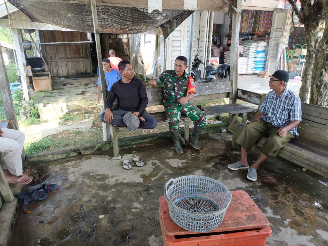 Babinsa Pos Ramil Darul Hikmah Pantau Dampak Cuaca Buruk Terhadap Harga Ikan di Pasar Patek