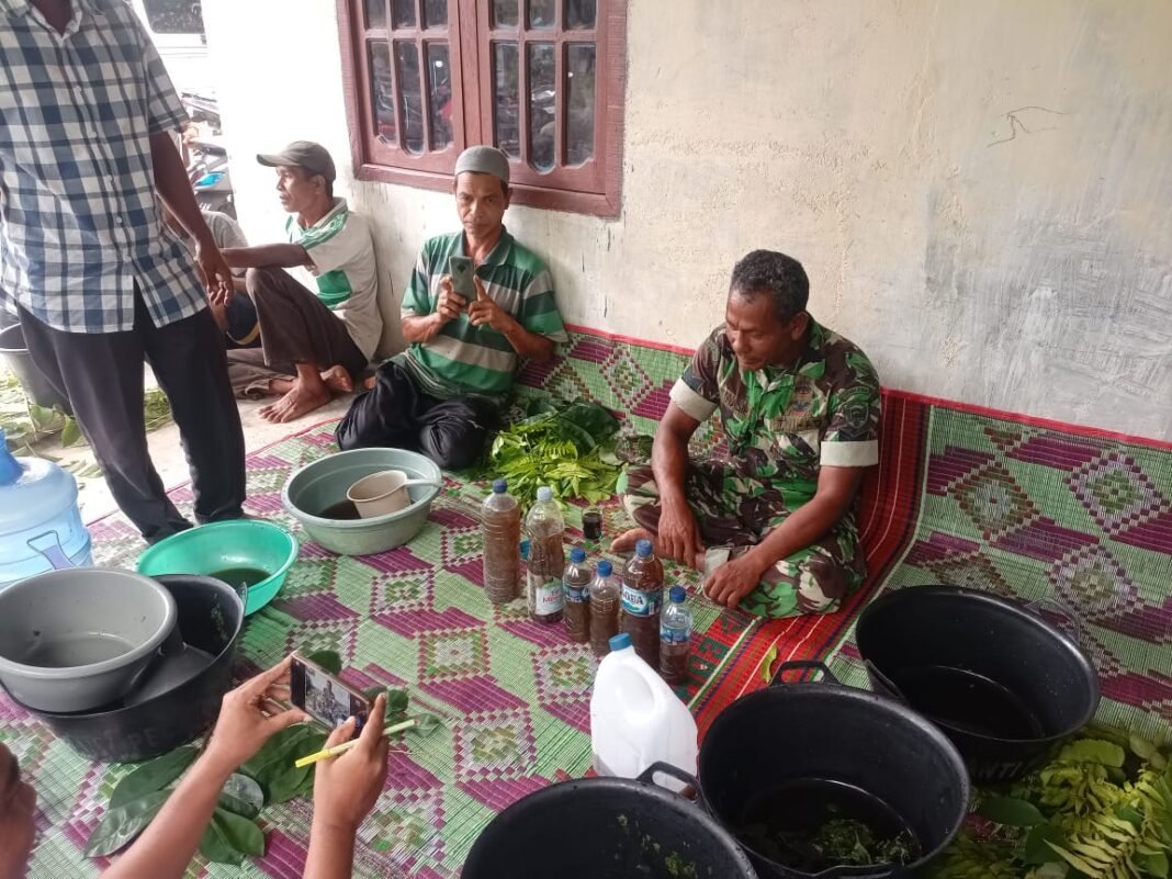 Serka M. Nasir Babinsa Koramil 09/Samatiga Bersama Warga Desa Kreuseng Meracik Ramuan Alami Penangkal Hama Padi