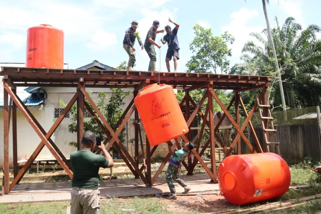 Suka Rahmat Kompak: Angkat Tandon Air, Simbol Gotong Royong Menuju Kemandirian Air