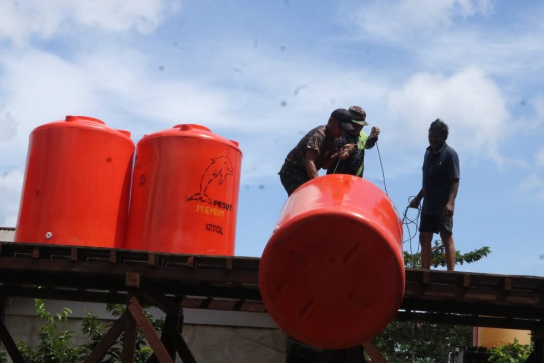 TNI Kerja Bakti, Warga Suka Rahmat Sambut Air Bersih