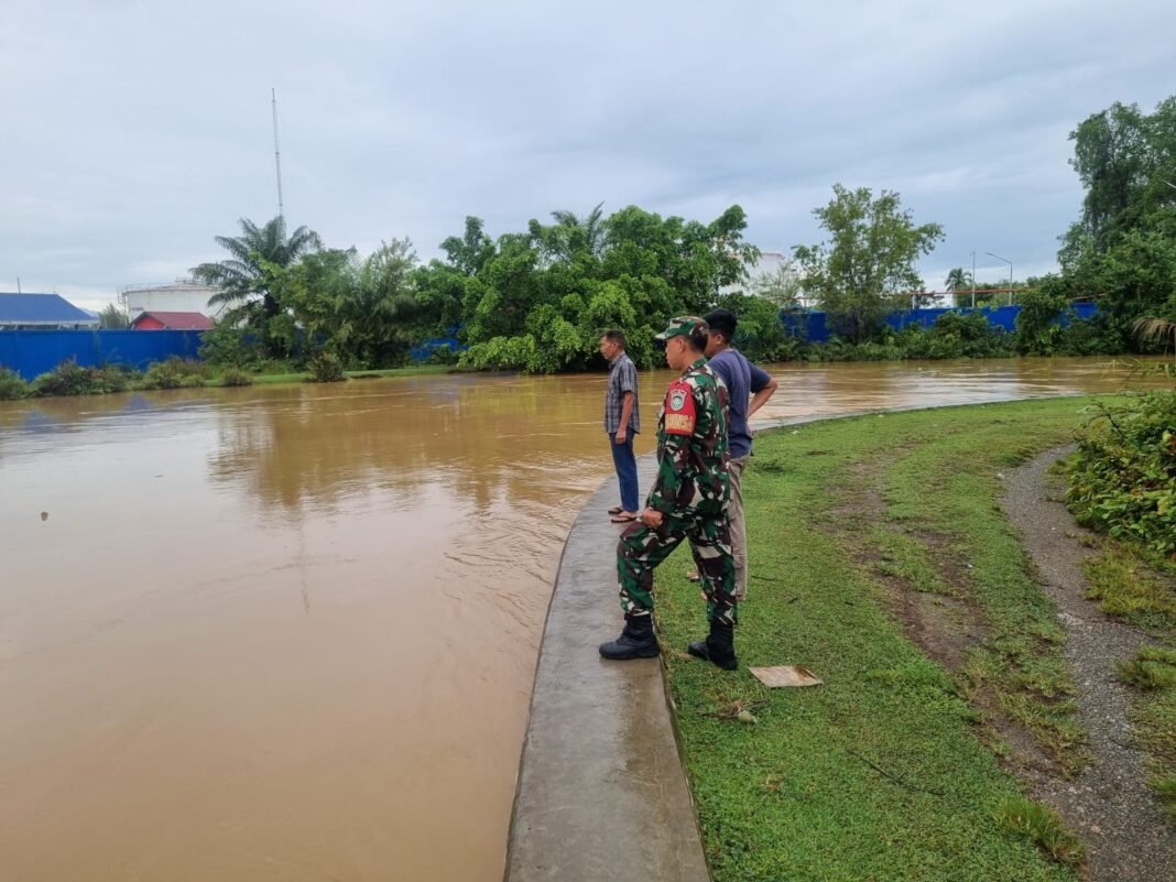 Babinsa Koramil 07 Johan pahlawan ajak warga pantau kebersihan sungai
