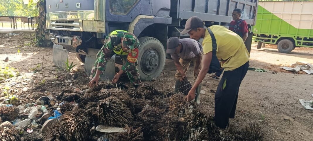 Babinsa Koramil 03 Setia Bakti Jalin Silaturahmi dan Pantang Ekonomi Warga Melalui Komunikasi Sosial di Desa Sawang