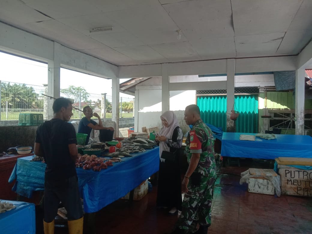 Babinsa Koramil 06/Teunom Lakukan Komunikasi Sosial, Pantang Harga Ikan di Pasar Kecamatan Teunom