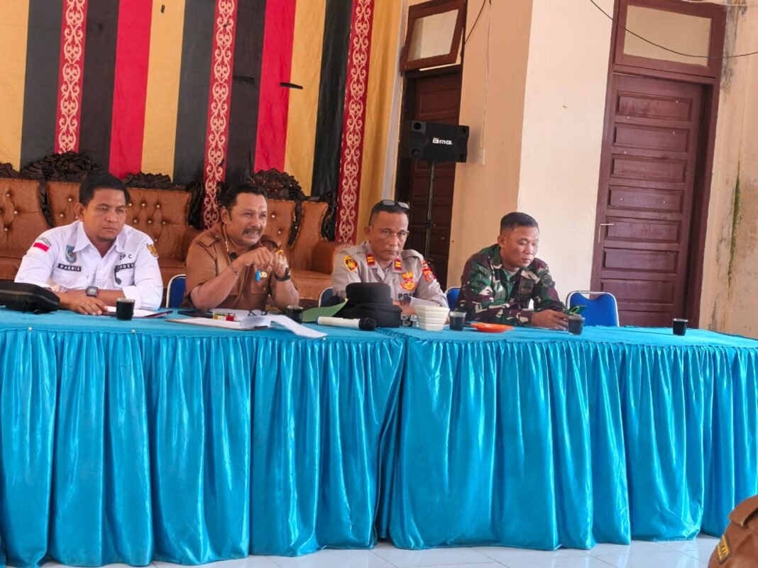 Batuud Wakili Danramil dalam Rapat Penetapan Pelaksanaan HUT RI Ke-80 Kecamatan Woyla Timur