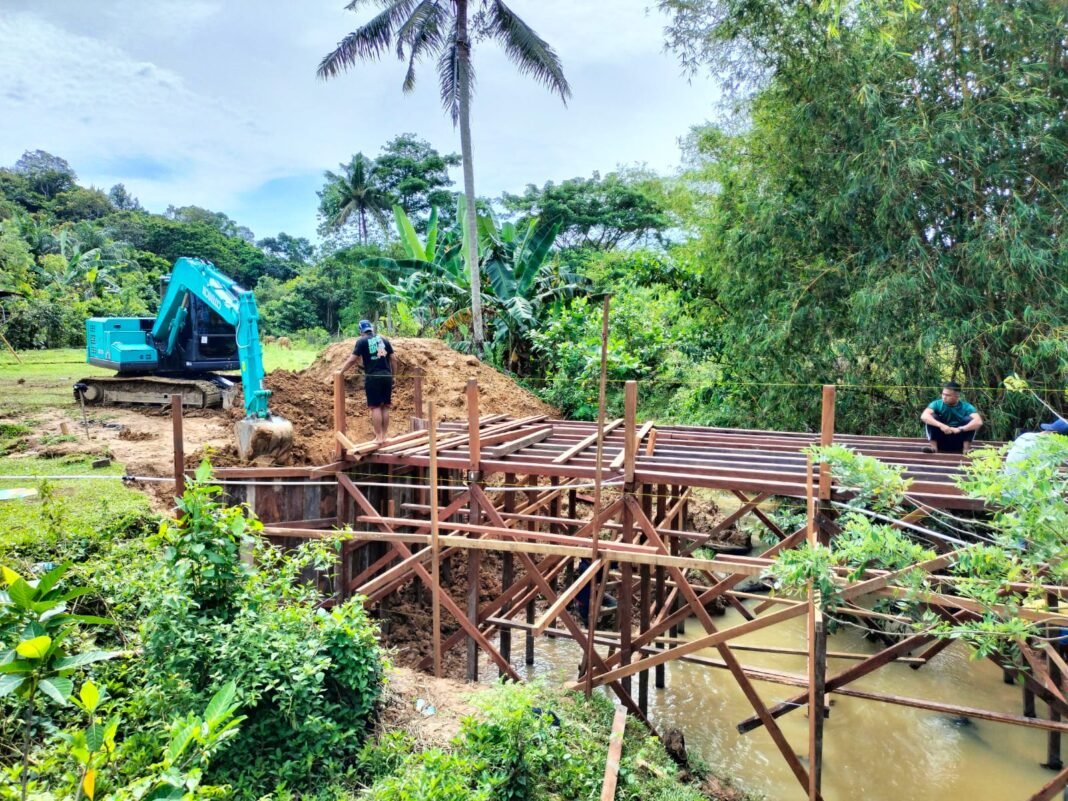 Tanpa Kompromi Kualitas, Alat Berat TMMD Ke-125 Pacu Pembangunan Jembatan