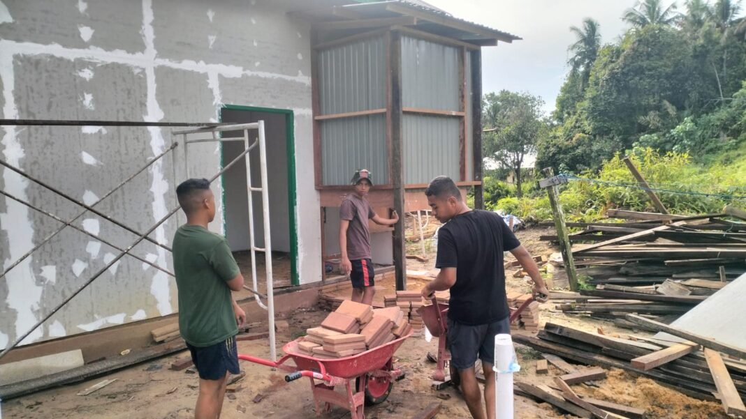 Pengecatan RTLH Rahman: Kecepatan dan Kerapian Jadi Kunci Sukses TMMD