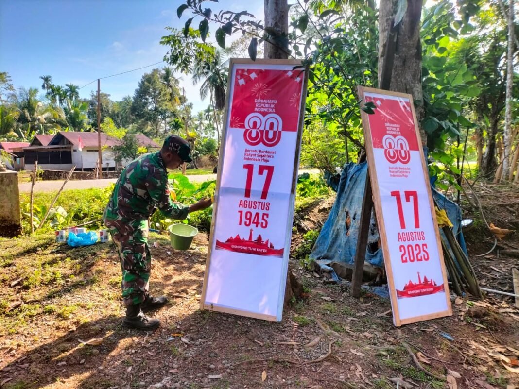 Koptu Izrillah Bersama Warga Gampong Tuwi Kayee Semarakkan HUT ke-80 RI dengan Gapura Merah Putih