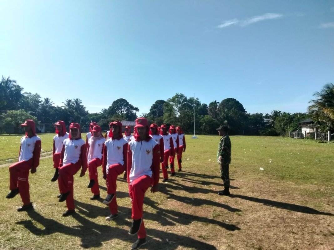 Babinsa Koramil 05/Panga dan Anggota Polsek Panga Latih Paskibraka Kecamatan Sambut HUT RI ke-80