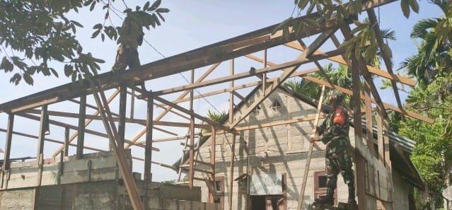 Atasi Kesulitan Rakyat Sekelilingya, Babinsa Bantu Pasang Atap Rumah Warga Binaan