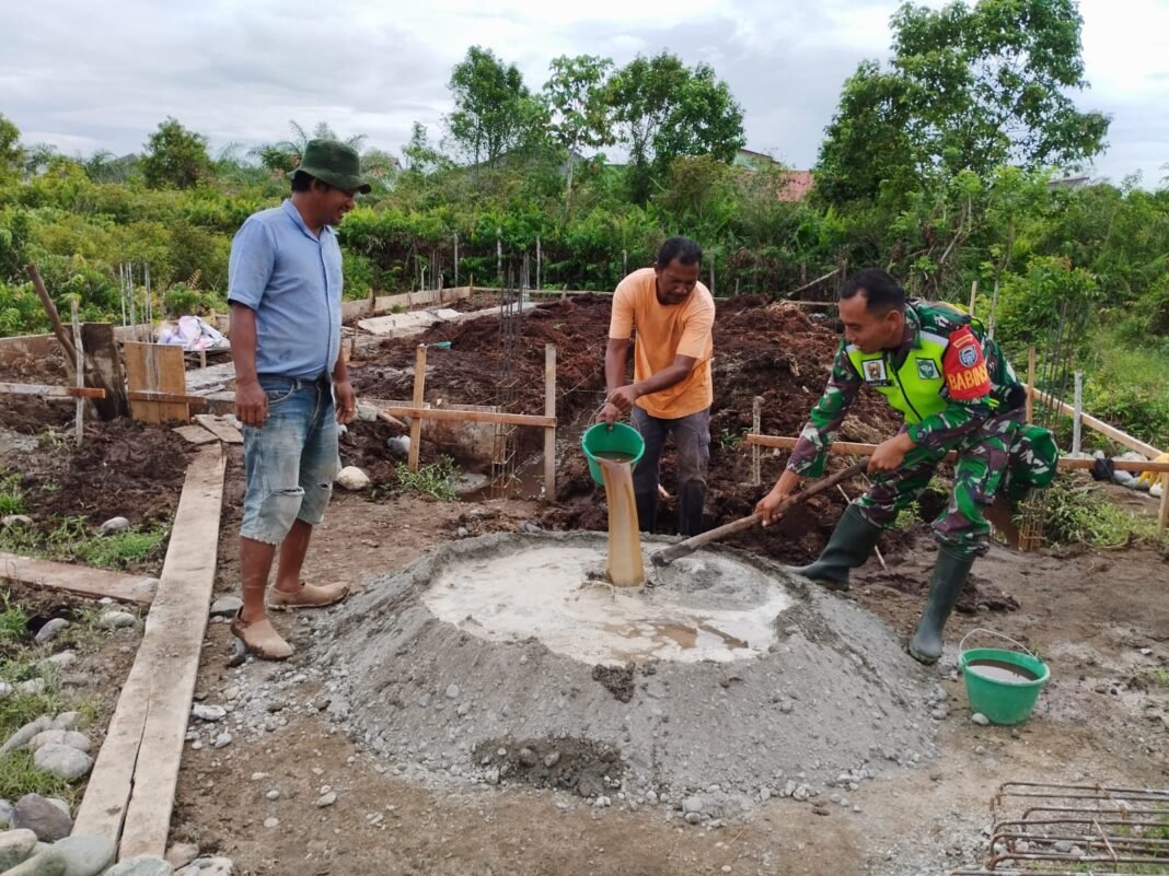 Wujud Kemanunggalan TNI dan Rakyat dan Tingkatkan Kesejahteraan, Babinsa Koramil 03 Kaway XVI Hadir di Tengah Warga