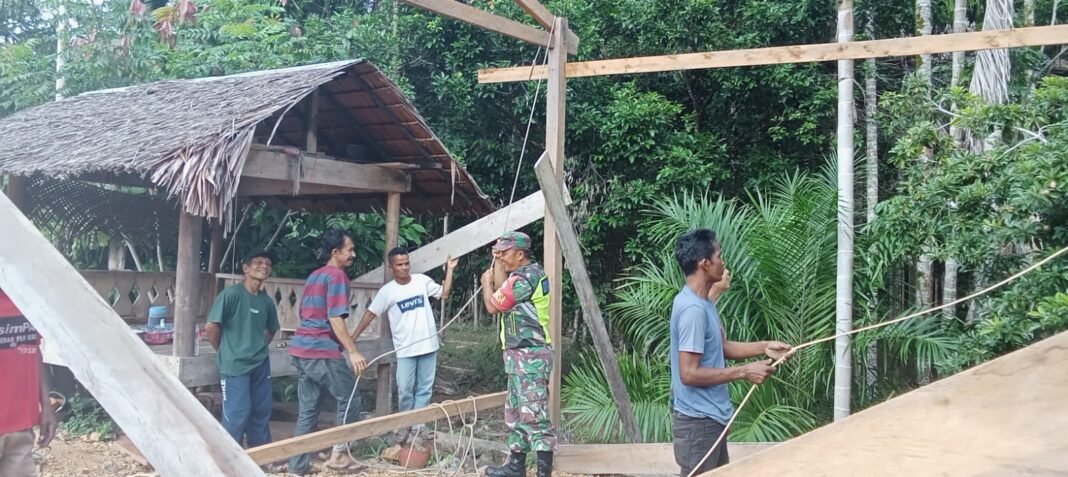 Babinsa Koramil 03/Setia Bakti Bersama Masyarakat Gotong Royong Bangun Gudang Sawit