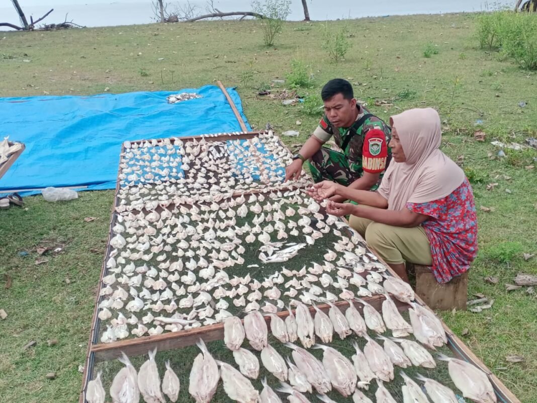 Babinsa Desa Padang Seurahit Melaksanakan Kegiatan Komsos Bersama Masyarakat Desa Binaan