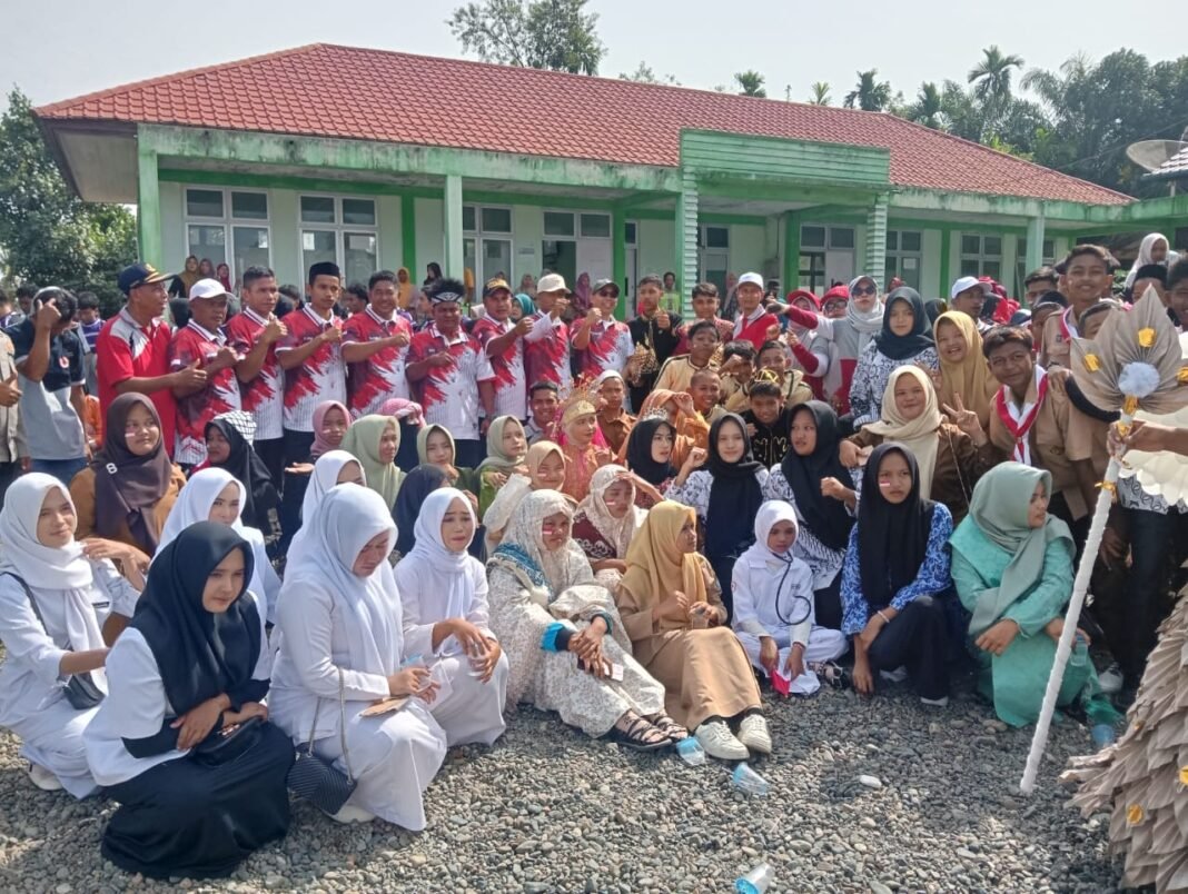 Danposramil 12/Panton Reu Kodim 0105/Abar Bersama Unsur Muspika Melepas Pawai Kebangsaan HUT ke-80 RI di Kecamatan Panton Reu
