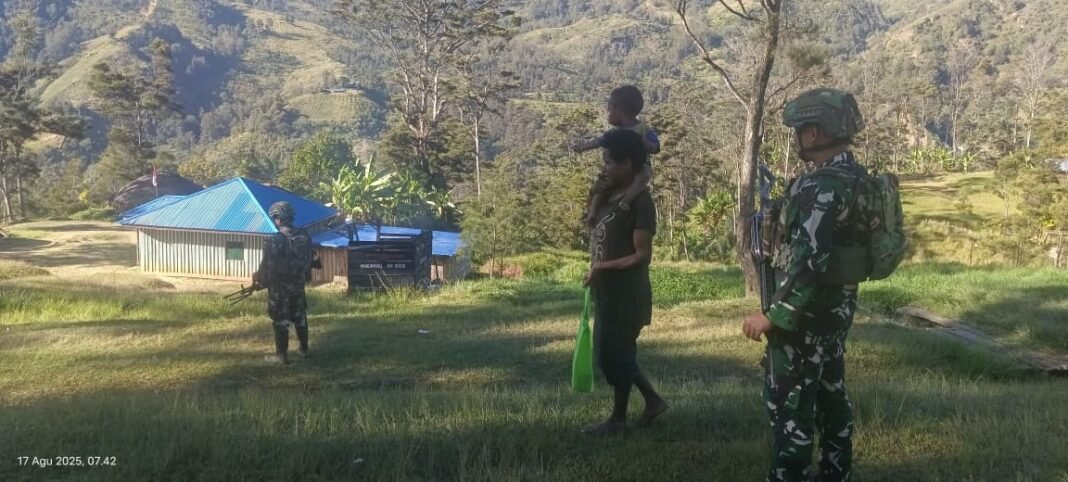 Masyarakat Desa Tima Senang dengan Pembagian Sembako dari Satgas Yonif 614/RJP