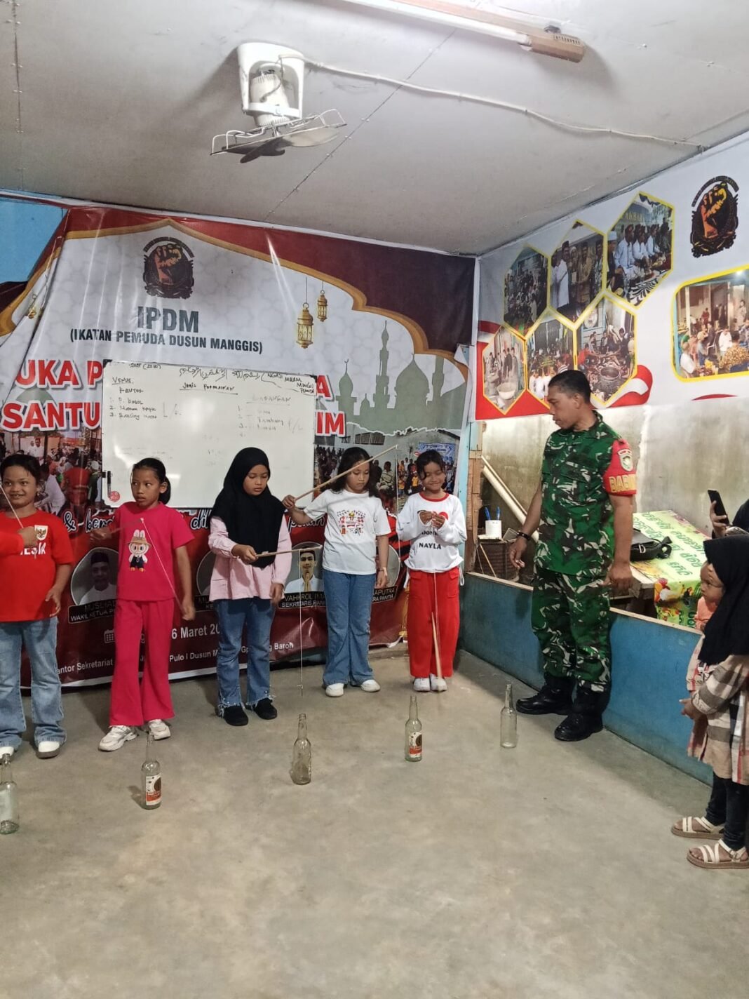 Babinsa Koramil 07 Johan pahlawan laksanakan kegiatan lomba pancing botol bagi anak anak di desa Ujung Baroh