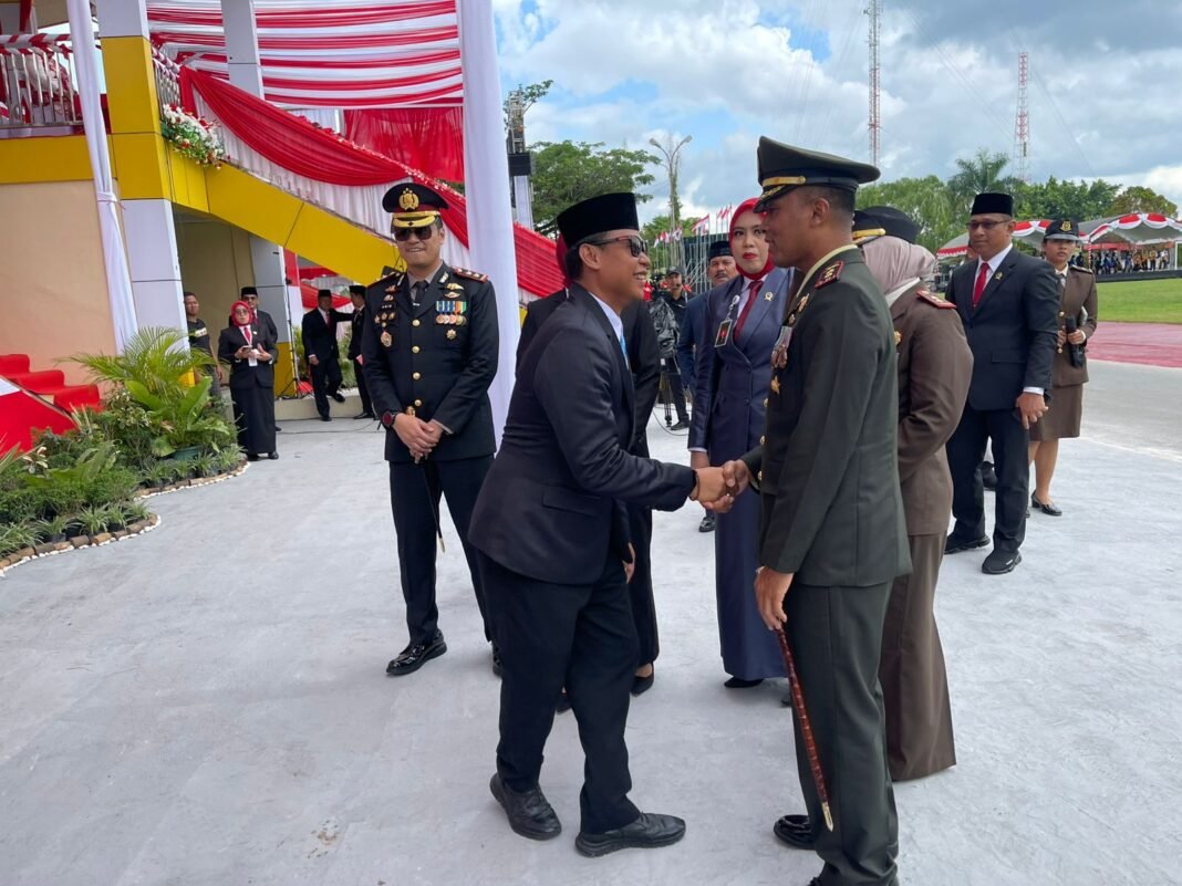 Kodim 1005/Batola Hadiri Upacara Detik-Detik Proklamasi dan Hormati Pahlawan Lewat Ziarah Nasional