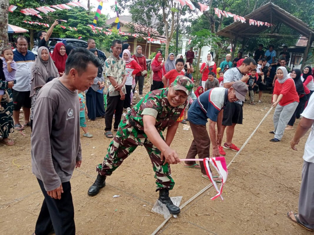 Peringatan HUT RI: Babinsa dan Warga Desa Amawang Kiri Muka Pererat Kebersamaan melalui Perlombaan Tradisional