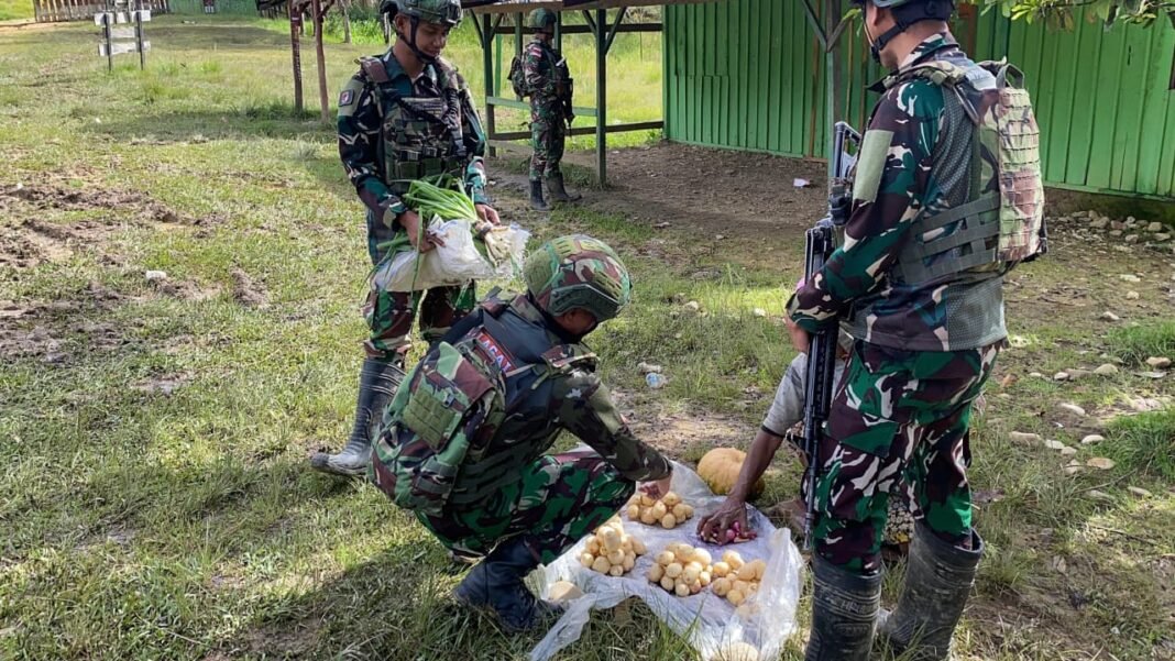 Satgas Yonif 614/RJP Borong Hasil Tani Mama Papua untuk Meningkatkan Perekonomian Masyarakat
