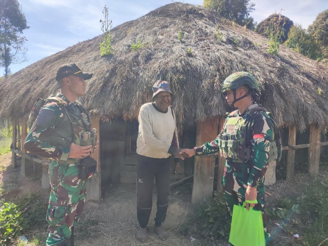 Satgas Yonif 614/RJP Bagikan Sembako kepada Masyarakat Kampung Lowanom, Lanny Jaya