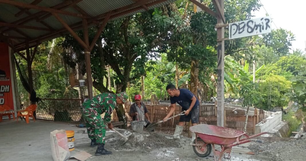 Babinsa Posramil 05/Pante Ceureumen Bantu Warga Bangun Pondasi Rumah di Desa Meunuang Kinco