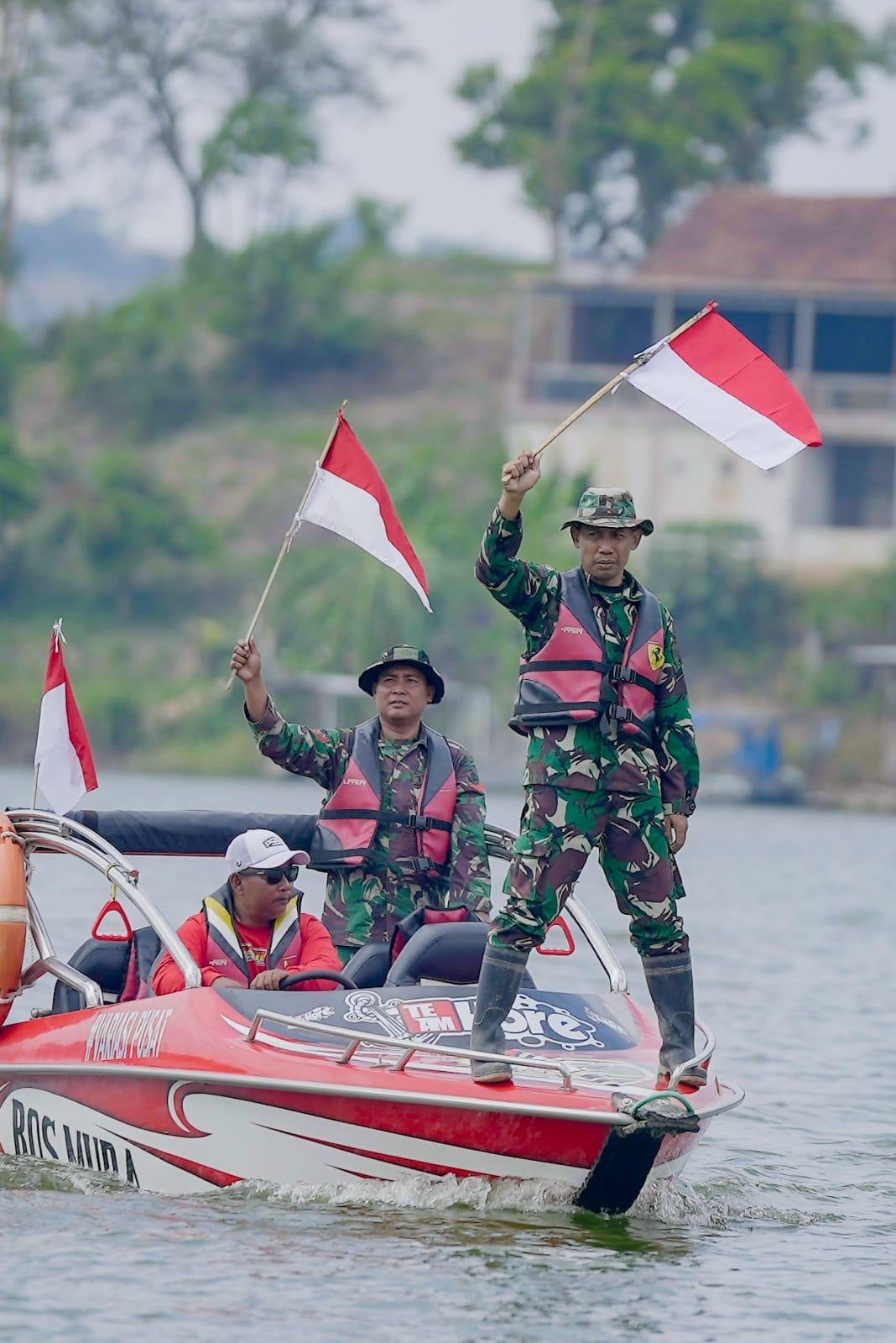 Dari Perahu Motor, Prajurit TMMD Angkat Merah Putih di Tengah Bendungan