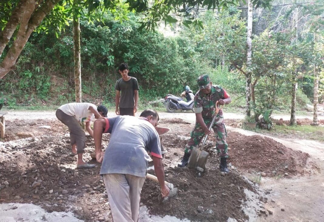 Babinsa Koramil 02/Sampoinet Bantu Warga Bangun Rumah, Wujud Nyata Kemanunggalan TNI dengan Rakyat