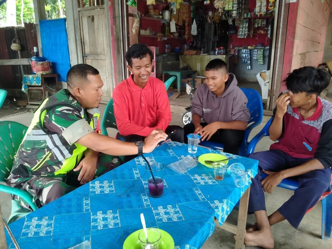 Babinsa Posramil Pasie Raya Ajak Pemuda Bijak Bermedsos, Waspadai Judi Online