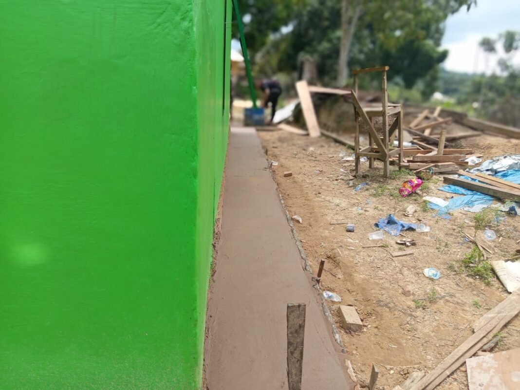 Satgas TMMD Ke-125 Kebut Pengecoran Teras Rumah Warga Sebelum Penutupan