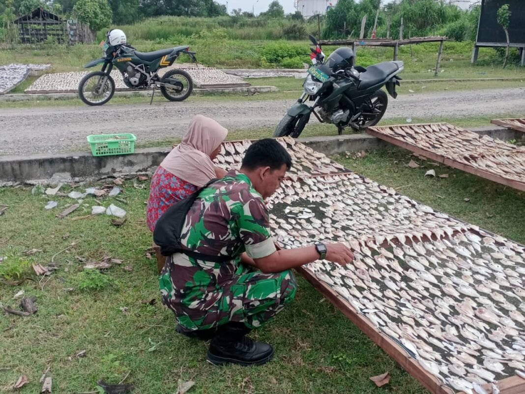 Babinsa Koramil 07 Johan Pahlawan Bantu Warga Padang Seurahit Jemur Ikan Asin