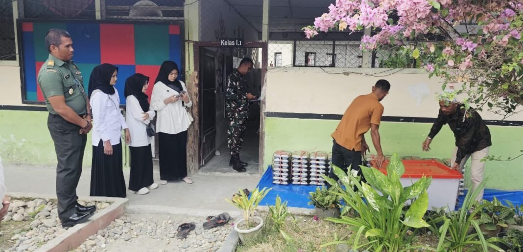 Makanan Bergizi Gratis untuk Anak Sekolah di Aceh Selatan: Babinsa Jajaran Kodim 0107/Aceh Selatan Turut Mendampingi