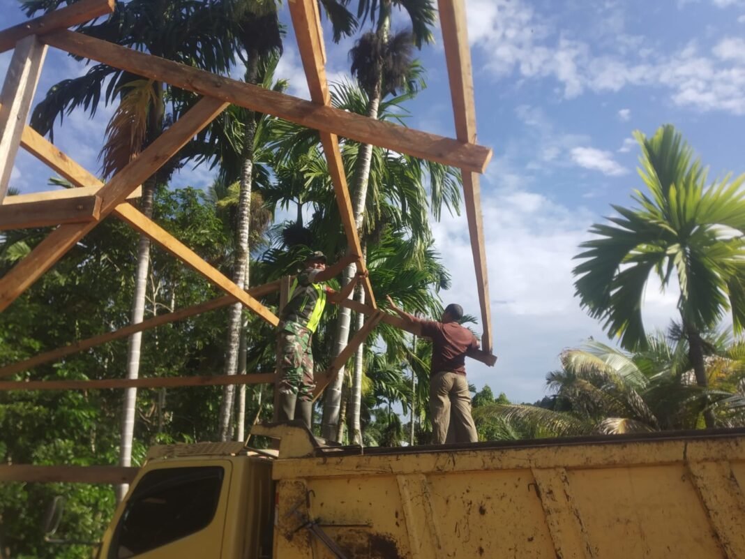 Babinsa Koramil 03/Setia Bakti Turun Langsung Bantu Warga Bangun Garasi