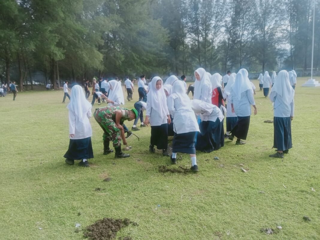 Koramil 02/Sampoiniet Ajak Warga Bersihkan Lapangan Pasca Upacara HUT RI ke-80