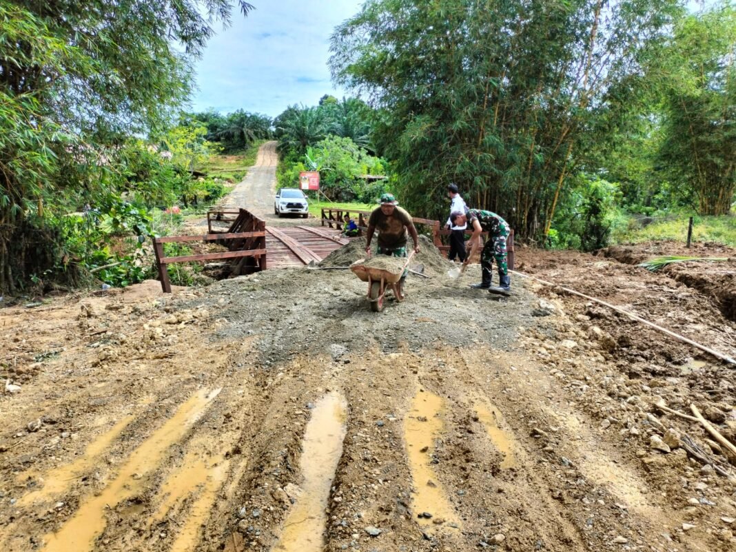 TMMD Satukan Rakyat dan TNI lewat Jembatan Kayu Ulin di Suka Rahmat