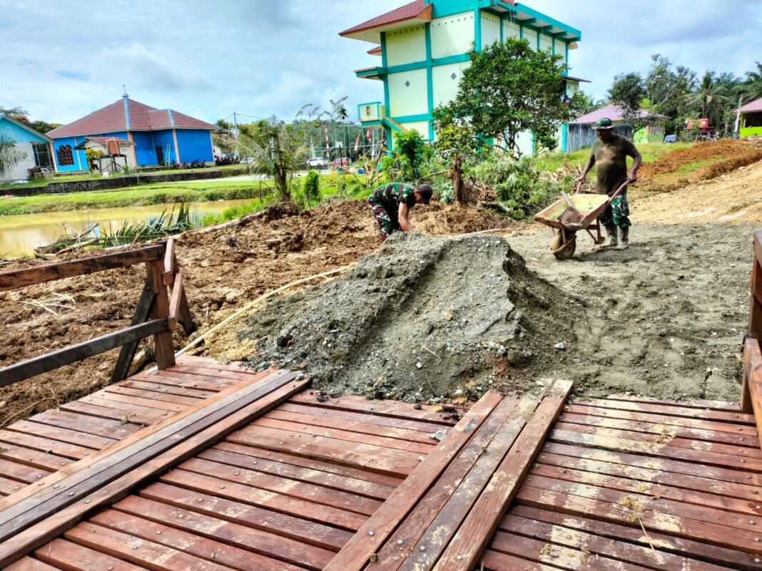 Kolaborasi TNI dan Warga Hasilkan Jembatan Kayu yang Kini Berdiri Kokoh