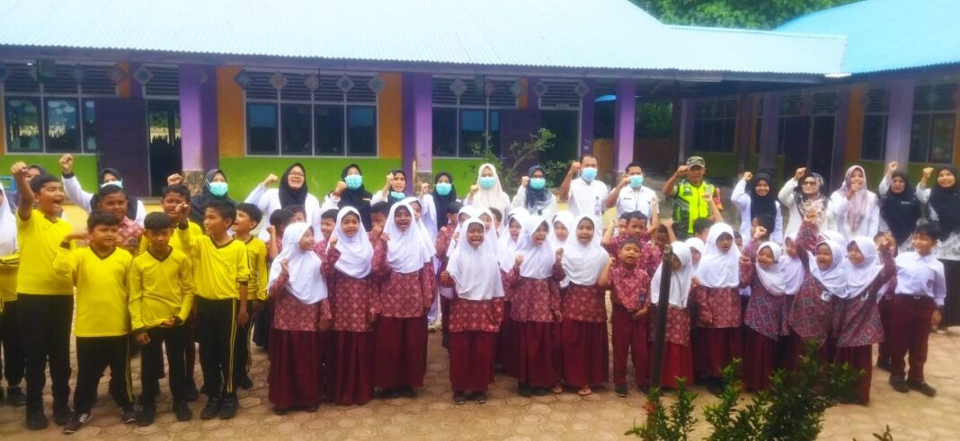 Babinsa Koramil 03/Setia Bakti Dampingi Program BAIS di SD Negeri 8 Lhok Geleumpang