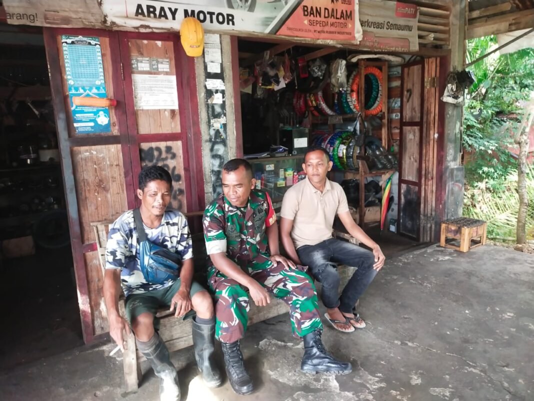 Babinsa Koramil 02 Sampoiniet Lakukan Komsos, Perkuat Sinergi dengan Masyarakat Gampong Seumantok