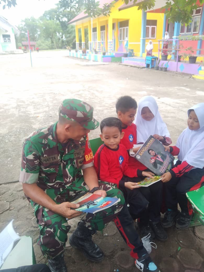 Babinsa Koramil 05/Panga Hadirkan Motor Pintar untuk Tingkatkan Minat Baca Siswa SDN 1 Panga