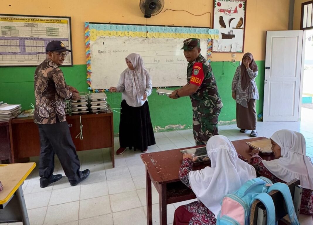 Babinsa Koramil 06/Teunom Pantau Distribusi Makan Bergizi Gratis untuk 122 Siswa SDN 6 Teunom